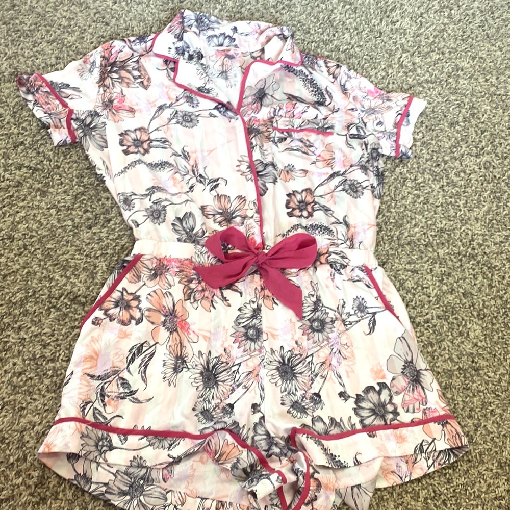 I am selling this victoria’s Secret sleepwear floral jumpsuit in size medium.